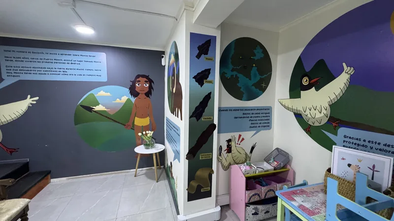 Sala infantil con murales Monte Verde en Clínica Monteverde Puerto Montt